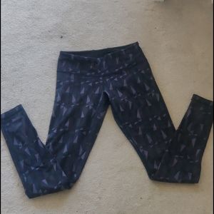Lululemon Size 6 Leggings with geometric design